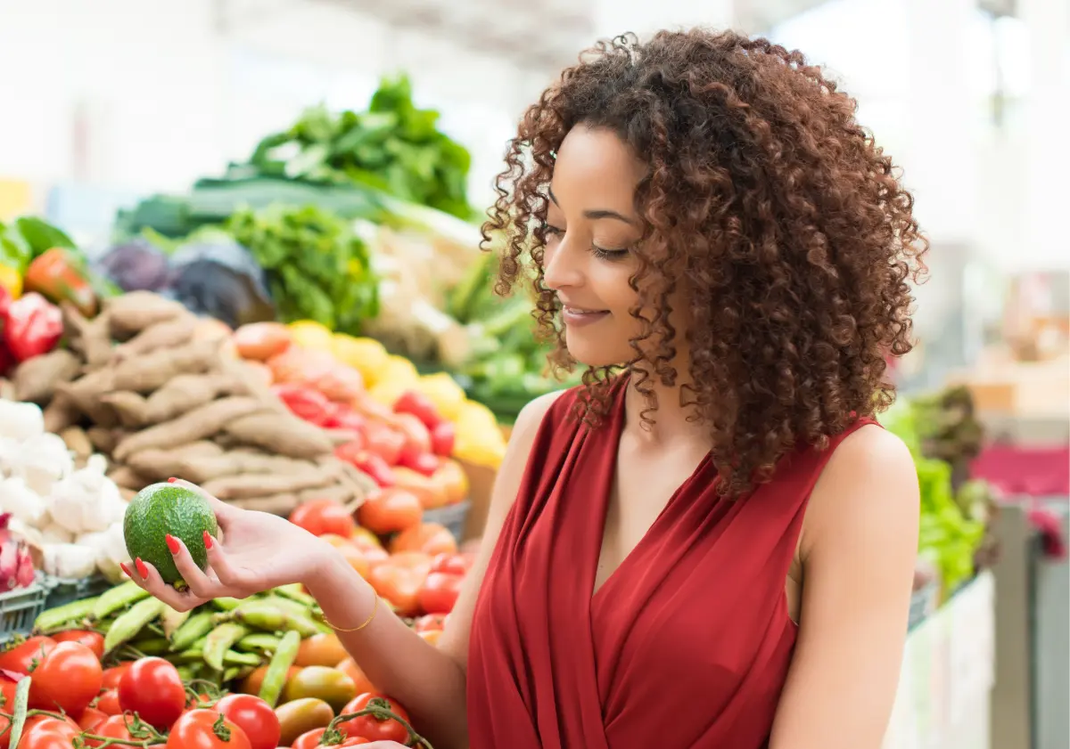 Comerciante gerenciando seu hortifruti com sistema Nosso Gestor de controle de estoque